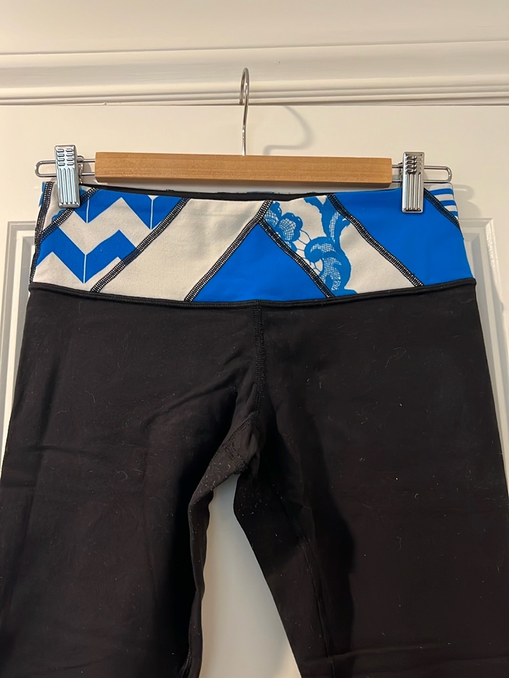 Lululemon Black Leggings with Blue Chevron Waistband - originals - Picture 2 of 4